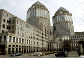 FILE PHOTO: Procter & Gamble's corporate headquarters is seen in Cincinnati, Ohio, January 28, 2005. [P & G anno..