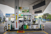 Postos de combustíveis reduzem preço da gasolina após corte nas refinarias.