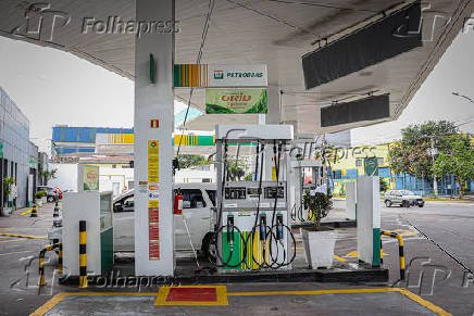 Postos de combustíveis reduzem preço da gasolina após corte nas refinarias.