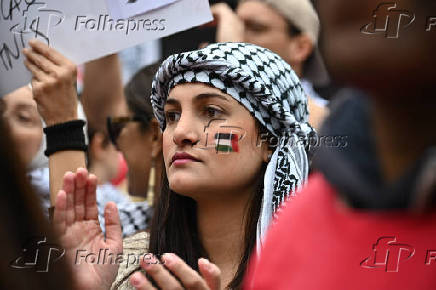 Ato contra genocídio palestino sobe a rua da Consolação