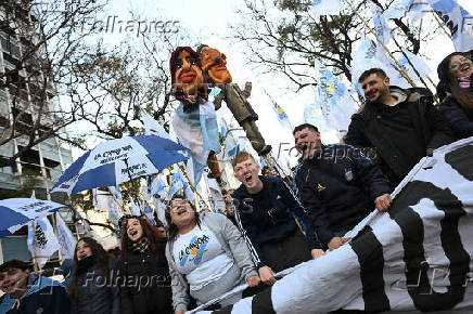 Argentine judge approves house arrest for ex-President Kirchner