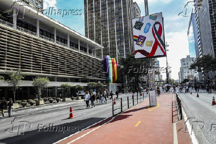 Ciclovia na Av. Paulista com faixas e totens  LGBT
