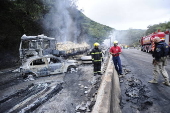 Caminhão de combustível tomba e pega fogo na BR-101, em Palhoça (SC)