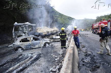 Caminhão de combustível tomba e pega fogo na BR-101, em Palhoça (SC)