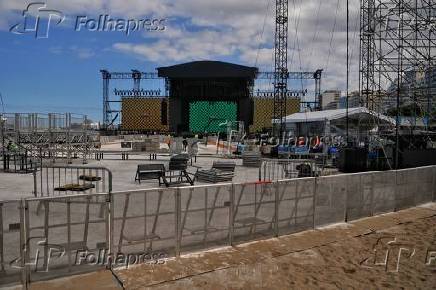 Fãs da cantora Lady Gaga, em frente ao hotel Copacabana Palace