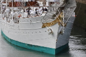 El buque escuela de la Armada española Juan Sebastián de Elcano cruza el Canal de Panamá para continuar su travesía