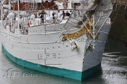 El buque escuela de la Armada española Juan Sebastián de Elcano cruza el Canal de Panamá para continuar su travesía