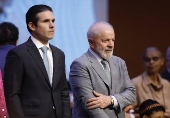 O presidente da Câmara, Hugo Motta, e o presidente Lula em cerimônia em Brasília