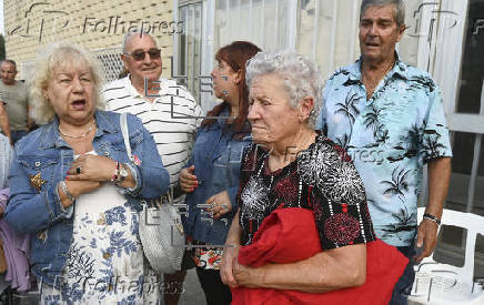 Vecinos desplazados por los incendios en el pabellón municipal de La Bañeza