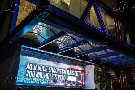 Anúncio com painel de LED de 6 metros de largura