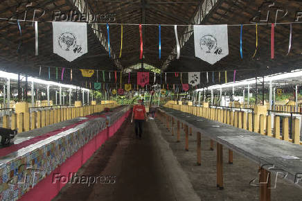Montagem da feira de orgânicos do MST, na Água Branca (SP)