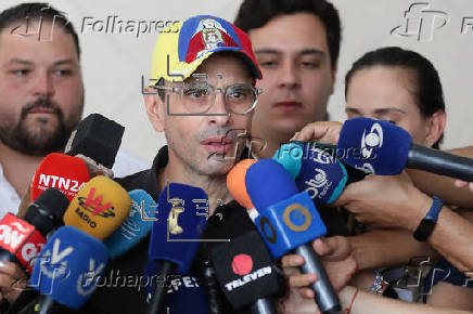 El candidato opositor Henrique Capriles ejerce su voto