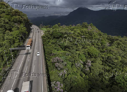 Vista aérea da Rodovia dos Imigrantes e túnel em São Vicente