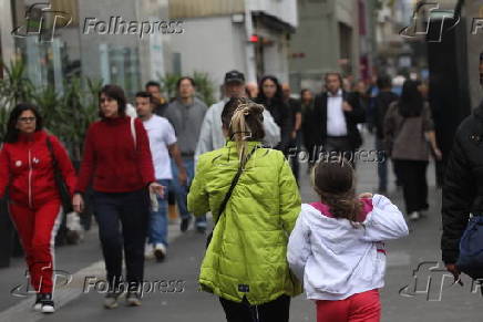 Movimentação de pedestres na Av. Paulista neste dia de frio em São Paulo