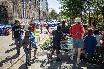 Migrants camp outside Paris City Hall asking for shelter
