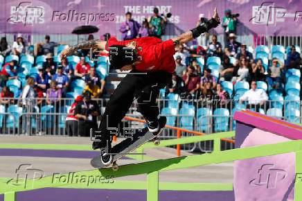 Skateboarding street masculino