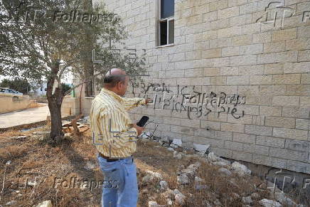 Israeli settlers vandalize Al-Hajja Hamida Mosque in Der Estya village
