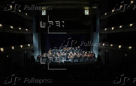 First female conductor leads Tehran's Symphony Orchestra