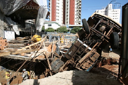 Caminhão cai em buraco depois de a