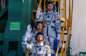 Crew board Soyuz MS-27 spacecraft at Baikonur cosmodrome
