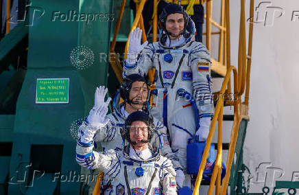Crew board Soyuz MS-27 spacecraft at Baikonur cosmodrome