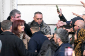 Peronistas se congregan en la casa de Cristina Fernández ante su posible detención
