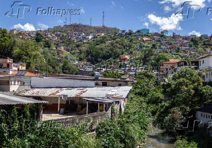 Vista de área com habitações em encosta em Teresópolis, no Rio