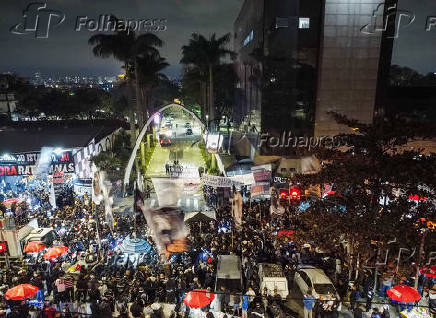 Torcedores do Corinthians protestam em frente ao Parque São Jorge