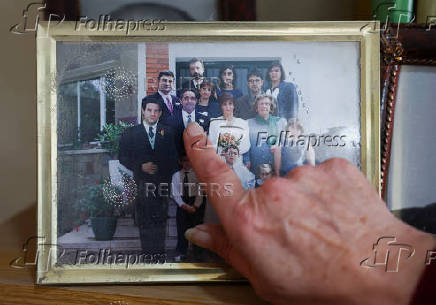 Gabarro's relatives and friends count dog figurines for the Guinness World Record in Terrassa