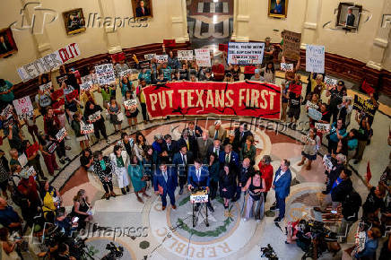 Democratic lawmakers in Texas in redistricting battle