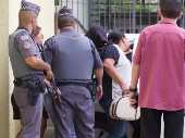Adolescente suspeito (de capuz preto) de participar do planejamento do ataque em Suzano deixa o Fórum