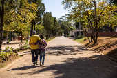 Visitantes caminham no Bosque Maia, em Guarulhos (SP)