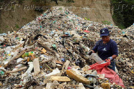 Atlantic Ocean protected from garbage by Ocean Cleanup barriers in Guatemala