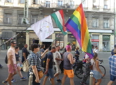 Húngaros e apoiadores LGBT protestam contra a nova lei anti LGBT+ da Hungria em frente ao parlamento.