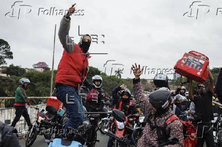Un centenar de repartidores de aplicaciones protestan por más derechos en Brasil