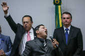 Jair Bolsonaro participa de culto ao lado do presidente da frente evangélica, Silas Câmara
