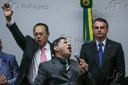 Jair Bolsonaro participa de culto ao lado do presidente da frente evangélica, Silas Câmara