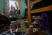 Limpeza de casa alagada durante a chuva na rua Afonso Teles
