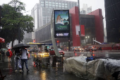 Pedestres enfrentam chuva e queda de temperatura em SP