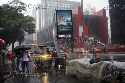 Pedestres enfrentam chuva e queda de temperatura em SP