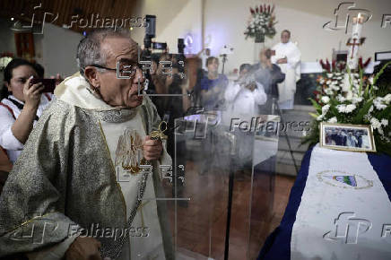 Nicaragüenses en Costa Rica asisten a una misa en honor a Violeta Barrios de Chamorro