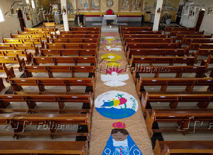 Tradicionais tapetes de Corpus Christi, feitos no corredor da igreja Santo André Apóstolo