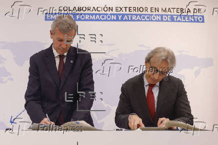 El presidente de la Xunta, Alfonso Rueda, y el conselleiro de Empleo, José González, participan en el acto de firma de colaboración exterior en materia de empleo, formación y talento con distintos embajadores de países latinoamericanos en España