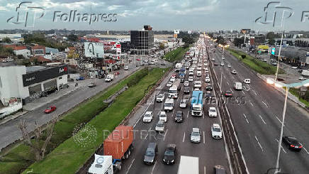 Argentine bus unions call a strike to demand wage increase