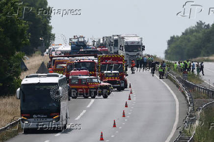 Bus crash on A81 highway in Sarthe