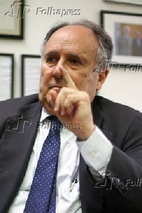 Cristovam Buarque em entrevista no gabinete