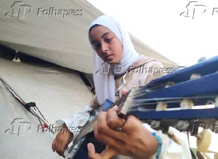 Crianças palestinas aprendem música para esquecer a guerra e a destruição.