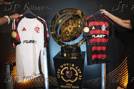 Tour da taça da Copa do Mundo de Clubes Fifa no Museu do Flamengo.