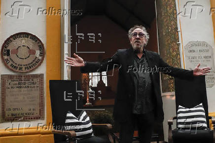 Tim Burton emerge del panteón más grande de México con clase magistral para aficionados