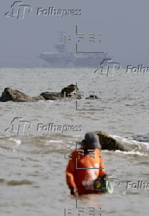 The US Navy’s Nimitz-class nuclear-powered aircraft carrier USS George Washington (CVN-73) anchors at Manila Bay